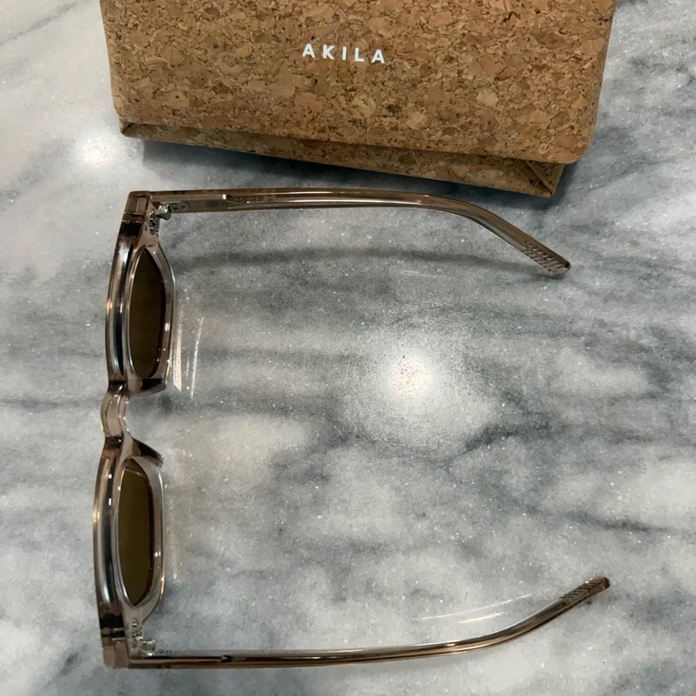 Akila Ascent Beige/Brown Sunglasses with Cork Case